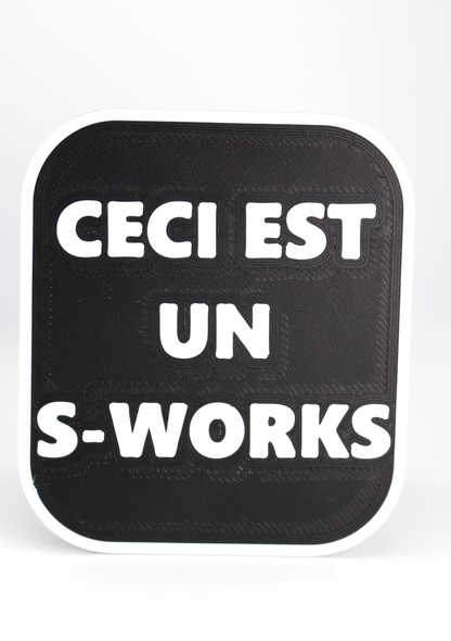Plaque "Ceci est un S-WORKS"